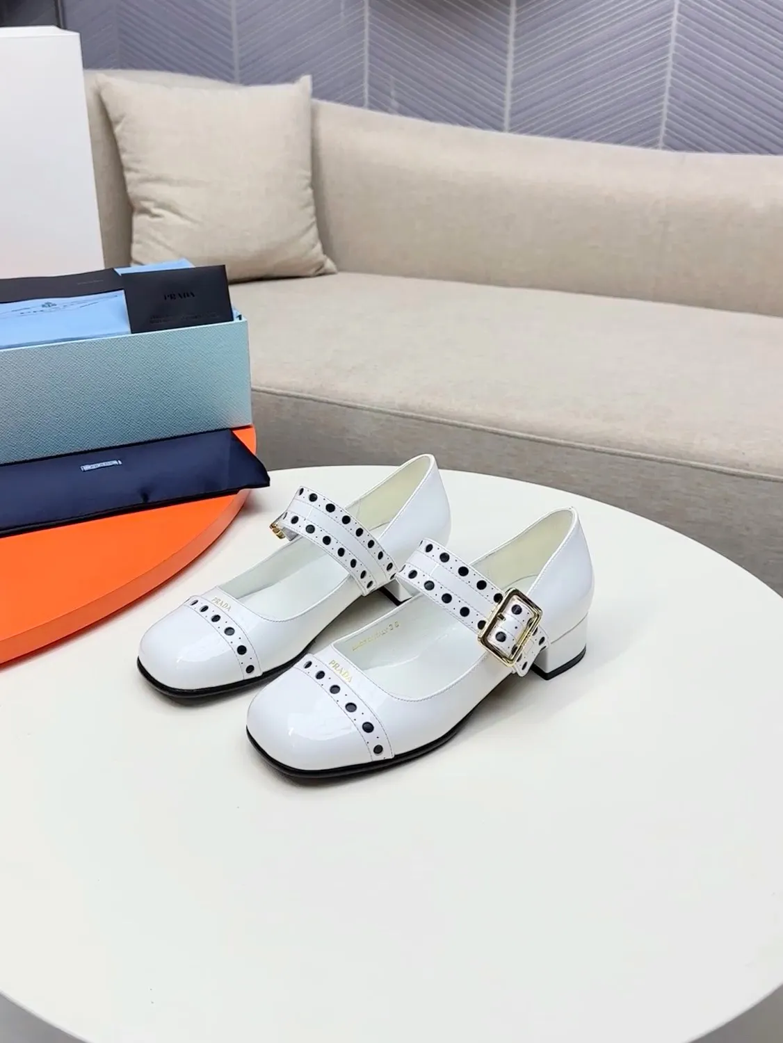 👟👟Ex-factory price 600👟👟🛒…………PRADA 2025 series loafers! At first glance, it looks both classic and versatile! No need to worry about the texture and feel of your feet! 🕳️🕳️🕳️ ____________________✍️ The simple combination is very eye-catching and atmospheric. I sincerely recommend you to buy it! Extremely versatile! Its square toe design is suitable for all kinds of female foot shapes and can be easily controlled. It is comfortable on the foot and does not squeeze the foot. The soul of the whole pair of shoes is the bias-cut design! The craftsmanship of this shoe upper is not easy to make. It seems to be quite simple, but it is much more expensive than making boots and has a high scrapability! ●━━━━━━───── Upper: imported soft cow patent leather ●━━━━━━───── Lining: silk lambskin, fine and firm leather, very soft and breathable ●━━━━━━───── Outsole: Imported Italian genuine leather outsole ➕Forefoot injection molding, high-grade and non-slip ●━━━━━━───── Heel height: 4.5cm ●━━━━━━───── Warm reminder: This shoe is an authentic sole series and you must pay attention to precautions when trying it on. Returns and exchanges are not supported if there are marks on the outsole. You can change the size and style within 15 days. Unconditional returns are not supported. Thank you for your support🙏🙏Happy cooperation.